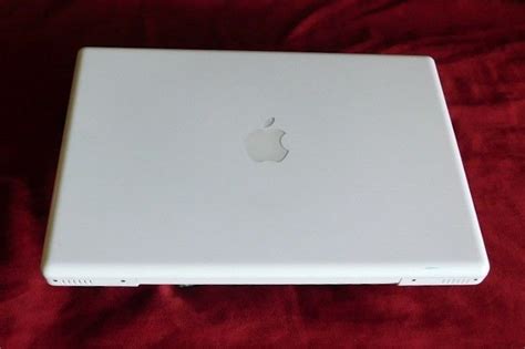 Apple Macbook 21 White Laptop A1181 133 20ghz 1gb 80gb Working Mid