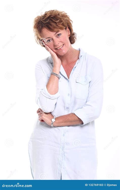 mulher madura feliz bonita na frente de um fundo imagem de stock imagem de isolado