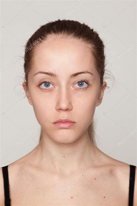 Portret Van Een Jonge Aantrekkelijk Meisje Zonder Make Up ⬇ Stockfoto Rechtenvrije Foto Door