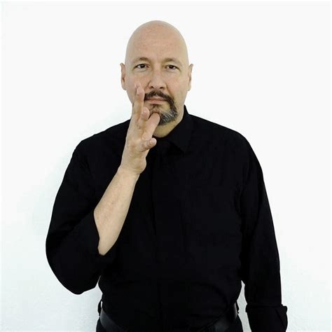 Learn | sign for mom: "mom" American Sign Language (ASL)