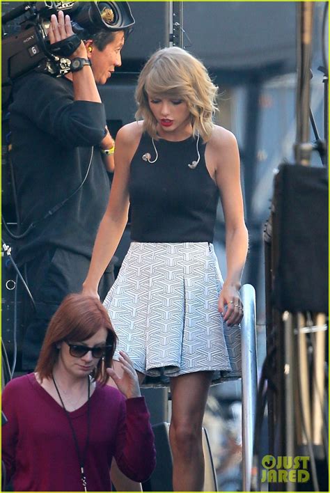 Taylor Swift Gets Ready To Entertain Us On Jimmy Kimmel Live Photo 3225857 Taylor Swift