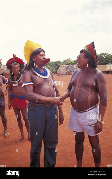 Xingu Brasilien Kayapo Häuptlinge Raoni Und Pombo Treffen In A Ukre Dorf Zu Einem Kayapo Gipfel