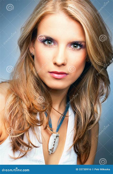 porträt von hübschen blondinen stockfoto bild von schön kosmetik 33730916