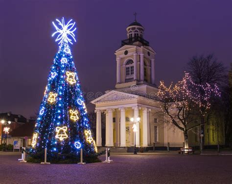 Árbol De Navidad Cerca De La Iglesia Vieja En Ventspils Imagen De
