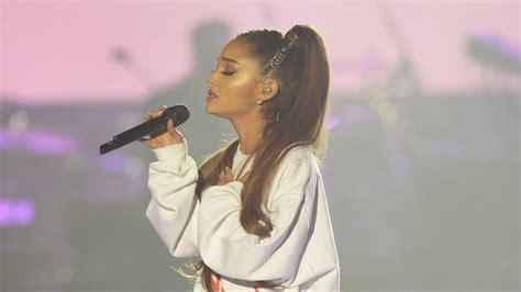 Ariana Grandes Emotional Somewhere Over The Rainbow Performance Had Us In Tears Huffpost