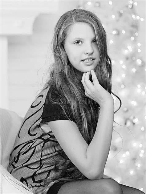 Portrait De Fille De L Adolescence De Sourire Assez Aux Cheveux Longs Dans La Robe Dans L