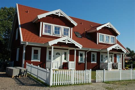 Das typischerweise tiefrot gestrichene holzhaus ist eine schlichte variante des landhausstils. Schwedenhaus Schwedenhäuser schwedische Holzhäuser Häuser ...