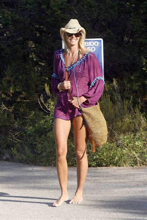 Elle Macpherson Photos Photos Elle Macpherson Shows Off Her Toned