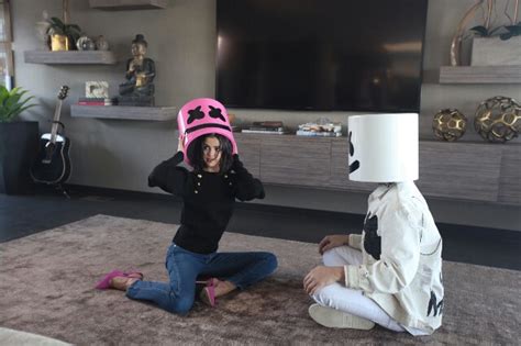 The song was released by interscope records on october 25, 2017. Wolves - Selena Gomez, Marshmello(セレーナ・ゴメス, マシュメロ) 和訳 - 意訳派のワケ