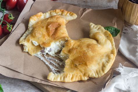 Scopri consigli, ingredienti, tempi e modalità di preparazione delle nostre gustosissime ricette lievitati. PIZZA FRITTA RIPIENA RICETTA NAPOLETANA una variante della ...