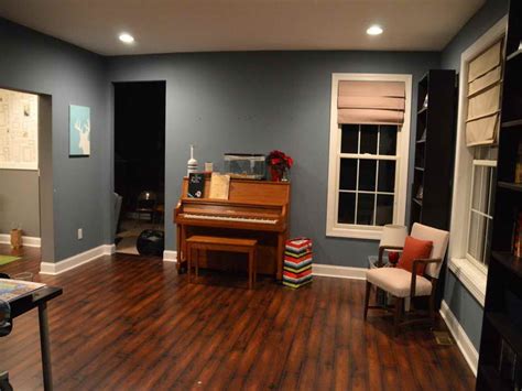 Partially painted walls allow creativity and experiments to design beautiful, unusual, and modern wall decor which enhances furnishing in retro styles. Wall paint different color | Hawk Haven