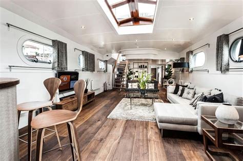 How To Transform An Old Boat In A Luxury Penthouse Boat House Interior House Boat Boat Interior