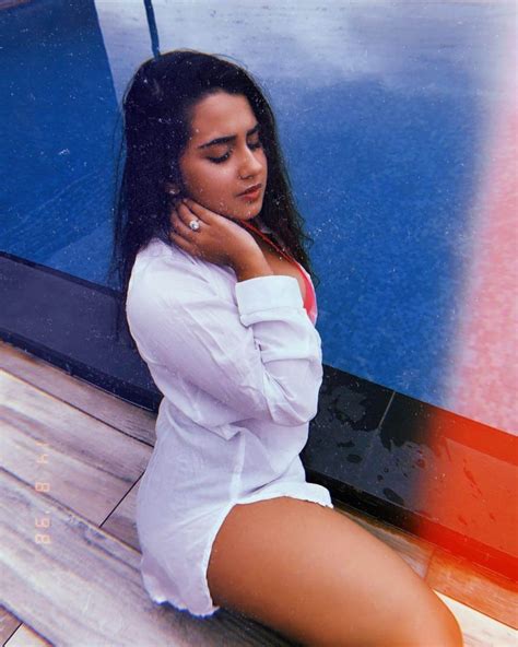 Roshni Walia Date Of Birth Height Biography Age Images Net Worth Wiki