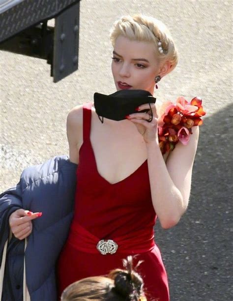 Diz 🕊 On Twitter Rt Dizfilms 新作映画撮影中のアニャテイラージョイの美しさにびっくりした 真っ赤なドレス
