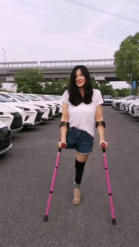 amputee lover on tumblr legless girl walks on the only artificial leg with crutches