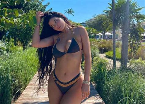 Kylie Jenner Poses In Bikini On Turks And Caicos Vacation Uinterview