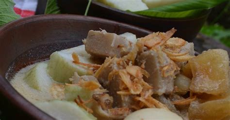 Lontong adalah makanan khas indonesia yang berkembang di masyarakat jawa, terbuat dari beras yang dibungkus dalam daun pisang dan dikukus di atas air mendidih selama beberapa jam dan jika air hampir habis dituangkan air lagi demikian berulang sampai beberapa kali. Lontong sayur nangka - 19 resep - Cookpad