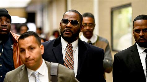 R Kelly S Lawyers Say He Can T Read Judge Reinstates Sex Abuse Suit