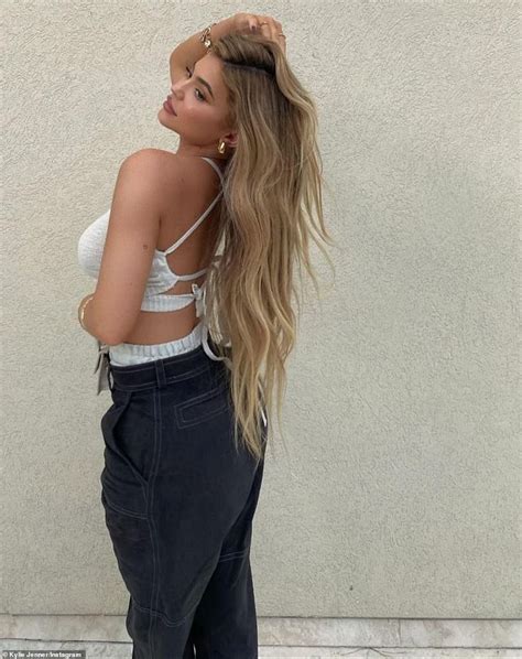 Kylie Jenner Poses Bra Free In A Crop Top That Flashes Her Tummy White Crop Top Tank Bra Free