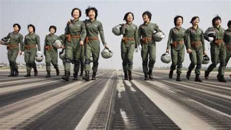 中国歼 20女飞行员首次亮相，巾帼不让须眉，显示女性强大的壮举腾讯视频