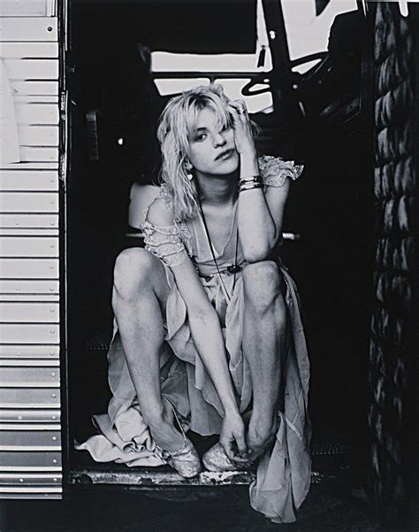 These days we're all totes obsessed with everything '90s, so it only makes sense that the coolest female fashion brand on the planet, nasty gal, would look to the coolest musician of the. Top 10 Alternative Style Icons Of the 90s | Courtney love 90s, Courtney love hole, Grunge girl