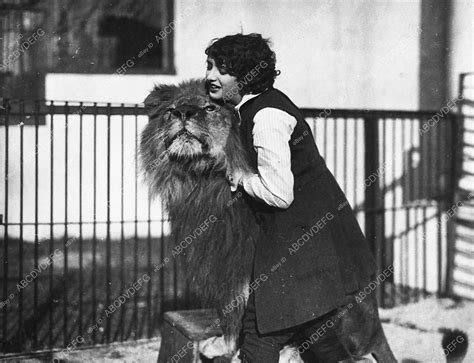 2972 024 Great Candid Estelle Taylor W The Mgm Leo The Lion I Think