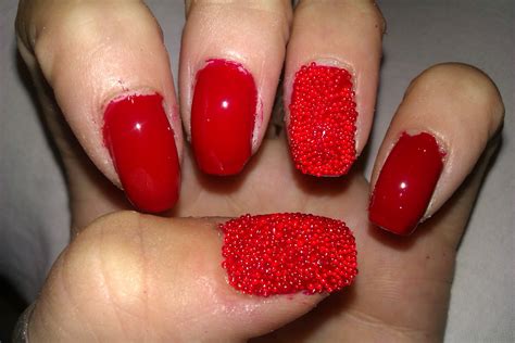 Tenemos diseños clásicos como los lunares de colores o el brillo. Manicura de Fantasia: Día 1: Uñas rojas.