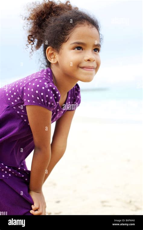 Gemischte Rassen Mädchen Am Strand Stockfotografie Alamy