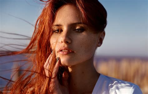 Обои взгляд девушка лицо волосы рука портрет веснушки рыжая рыжеволосая Ангелина