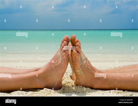 Zwei Sätze Von Füßen Und Beinen Am Tropischen Sandstrand Blaue Meer Blauer Himmel Liegen