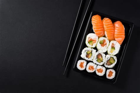 Comida Japonesa Sushi Maki Y Nigiri En Fondo Negro Copia De La Vista