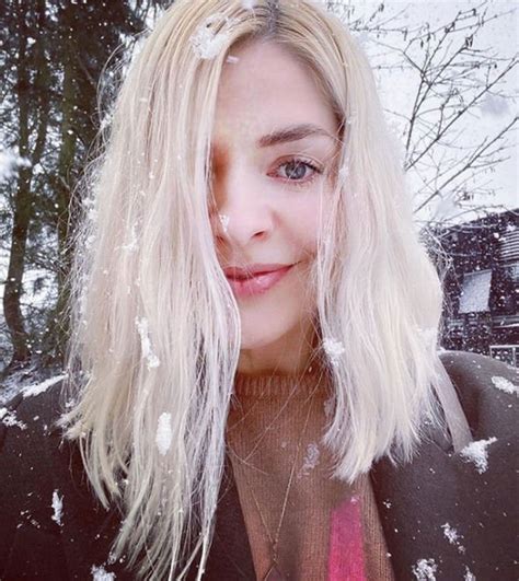 Holly Willoughby Inundated With Replies After Sultry Snow Snap Before