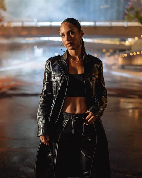 Iconic Look Alicia Keys Signature Look Fashionandstylepolice