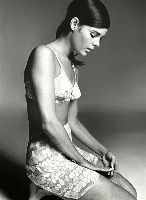 20 Beautiful Black White Photos Of American Actress Ali MacGraw From