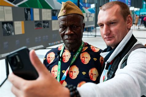 Wladimir Putins Porträt Auf Hemd Teilnehmer Des Afrika Gipfels Ist Fan