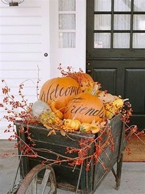 70 Cute And Cozy Fall And Halloween Porch Décor Ideas Shelterness