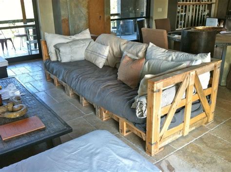 Il divano in pelle è uno dei complementi di arredo più eleganti che una casa possa avere. fai da te idea per realizzare un divano pallet lineare per il soggiorno con cuscini per lo ...