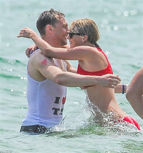 Tom Hiddleston And Taylor Swift Frolic In The Sea With Their Celeb Packed Posse Daily Mail Online