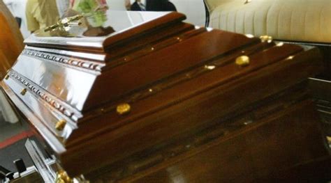 Perù donna dichiarata morta si alza dalla bara durante il funerale