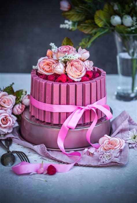 Eggless Pink Kitkat Cake Sugar Et Al Kitkat Cake Pink Birthday