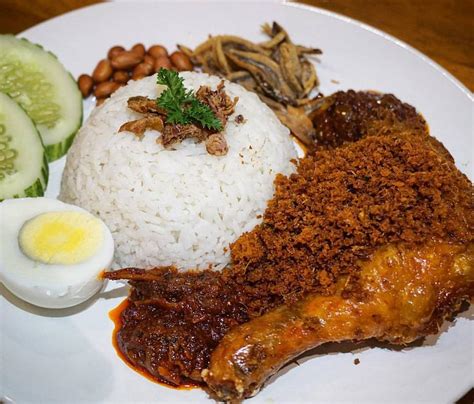 Nasi lemak merupakan makanan khas semenanjung malaya. Rail Canteen, Petaling Jaya — FoodAdvisor