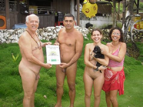 Nudismo Brazil Grupo De Amigos Curtindo Pelados A Praia De Tambaba