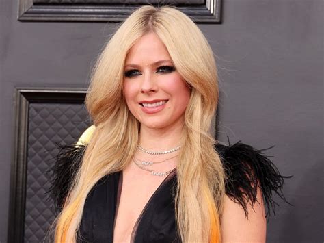 Avril Lavigne Just Got Engaged In Paris With A Surprising Ring Trend Laptrinhx News