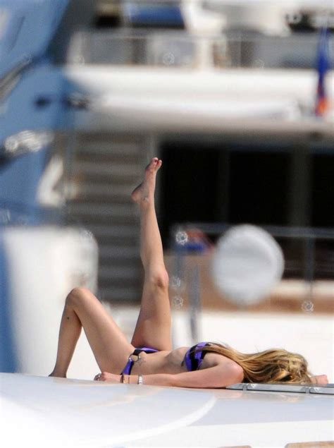 Avril Lavigne Enjoying On Yacht And Exposing Fucking Sexy Bikini Body