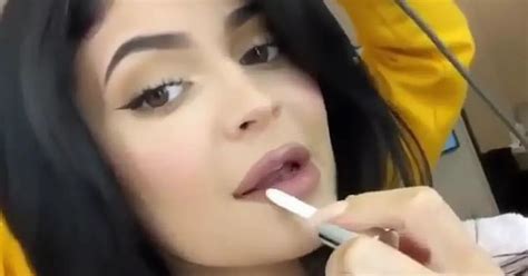 Kylie Jenner Shows Exactly How She Makes Her Lips Look So Big In Less Than A Minute Mirror Online