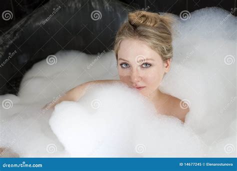 La Femme Sérieuse Apprécie La Bain Mousse Dans La Baignoire Image Stock Image Du Soin Bulles
