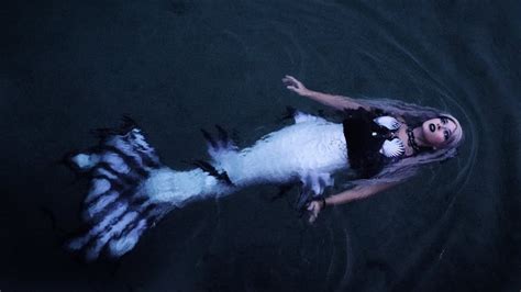 Curse Of The Siren ☠ Real Mermaid Swimming In The Dead Of Night ☠ The