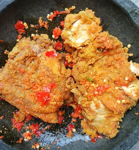Berikut resep sambal geprek yang bisa anda buat di rumah. Resep dan Cara Membuat Ayam Geprek Sambal Bawang ala Geprek Bensu