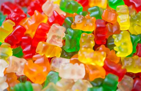 Vegans can eat gummy worms that are not made with any animal products, including gelatin or glycerin. 23 Foods Vegetarians Can't Eat (But Don't Know It!)