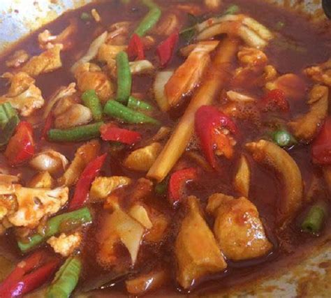 Panaskan minyak dalam kuali kemudian goreng hirisan ayam hingga warnanya keputihan #4: Resepi Paprik Ayam Thailand - Senang Masak